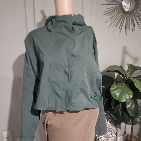 FABLETICS Cropped Hooded Jacket – Green | Lightweight Performance Layer. Small - Picture 13 of 16
